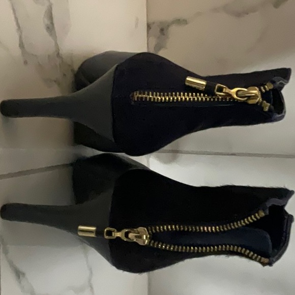 Me Too booties, Blue leather and real fur trim with back gold zipper. Size 10M - Picture 6 of 9